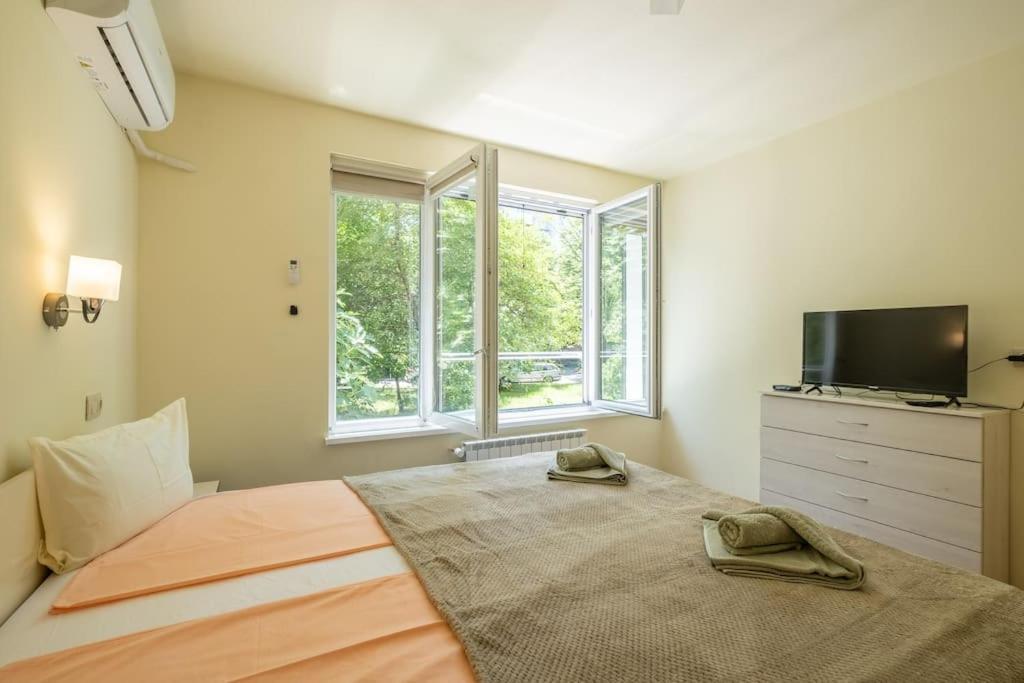 Top Location, Brand New 3 Bdrm Apt & Free Parking Sofia Eksteriør bilde