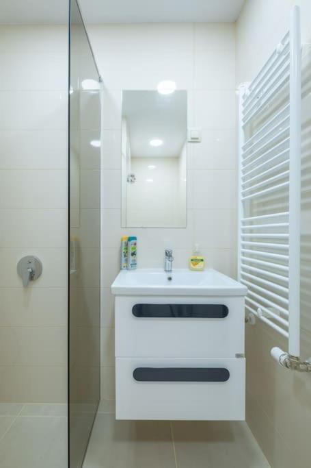 Top Location, Brand New 3 Bdrm Apt & Free Parking Sofia Eksteriør bilde