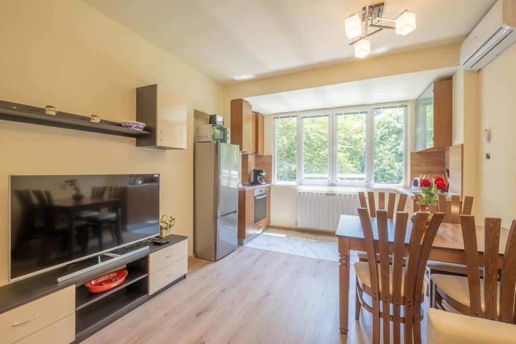 Top Location, Brand New 3 Bdrm Apt & Free Parking Sofia Eksteriør bilde