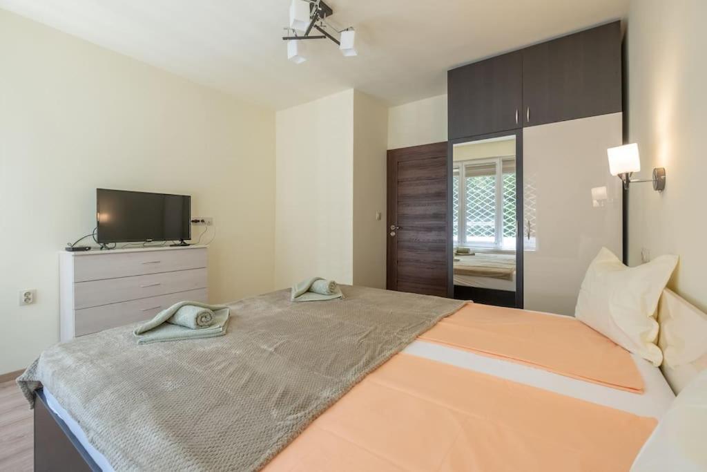 Top Location, Brand New 3 Bdrm Apt & Free Parking Sofia Eksteriør bilde