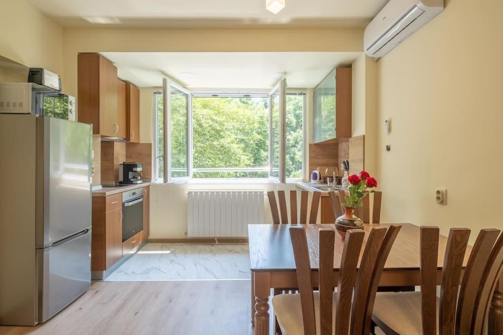 Top Location, Brand New 3 Bdrm Apt & Free Parking Sofia Eksteriør bilde