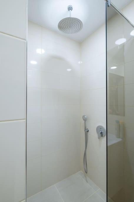 Top Location, Brand New 3 Bdrm Apt & Free Parking Sofia Eksteriør bilde