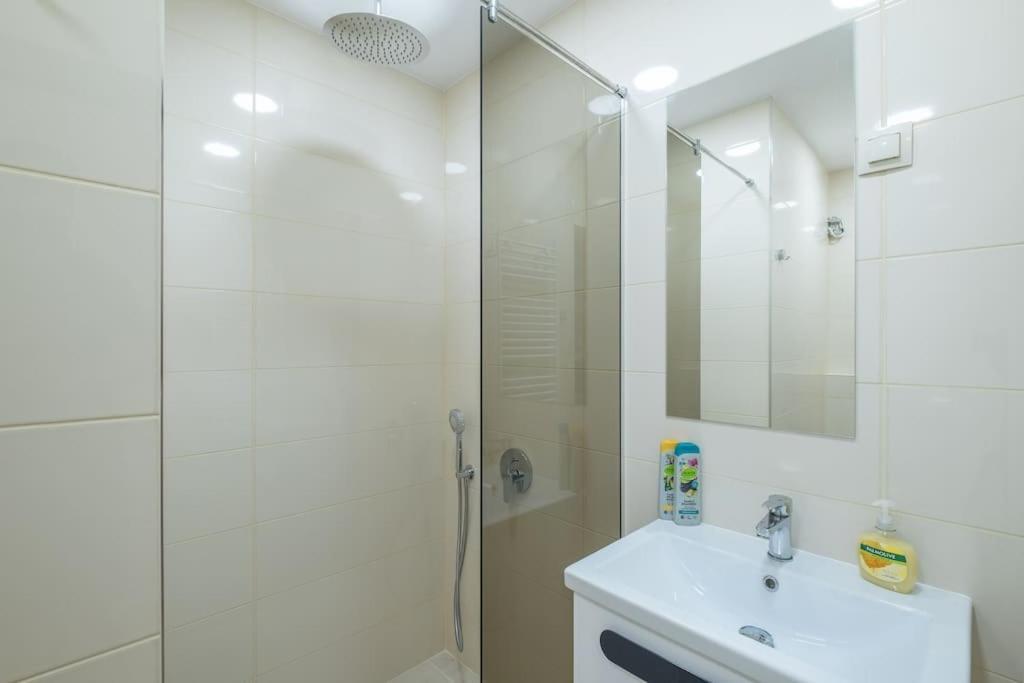 Top Location, Brand New 3 Bdrm Apt & Free Parking Sofia Eksteriør bilde