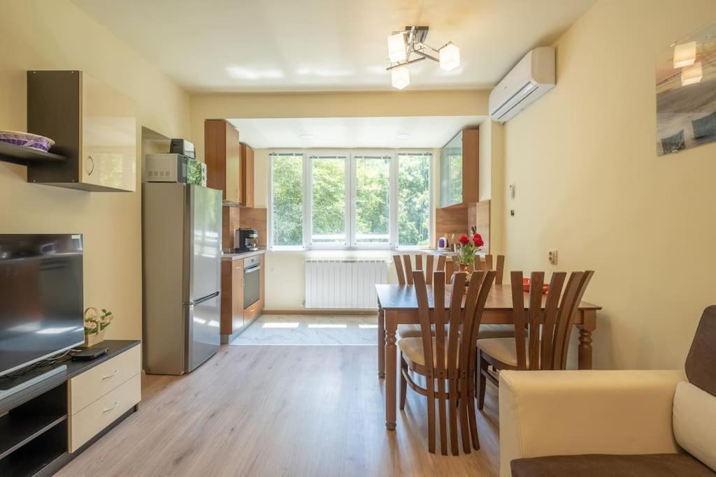 Top Location, Brand New 3 Bdrm Apt & Free Parking Sofia Eksteriør bilde