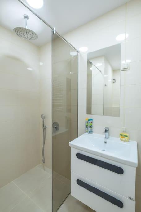 Top Location, Brand New 3 Bdrm Apt & Free Parking Sofia Eksteriør bilde