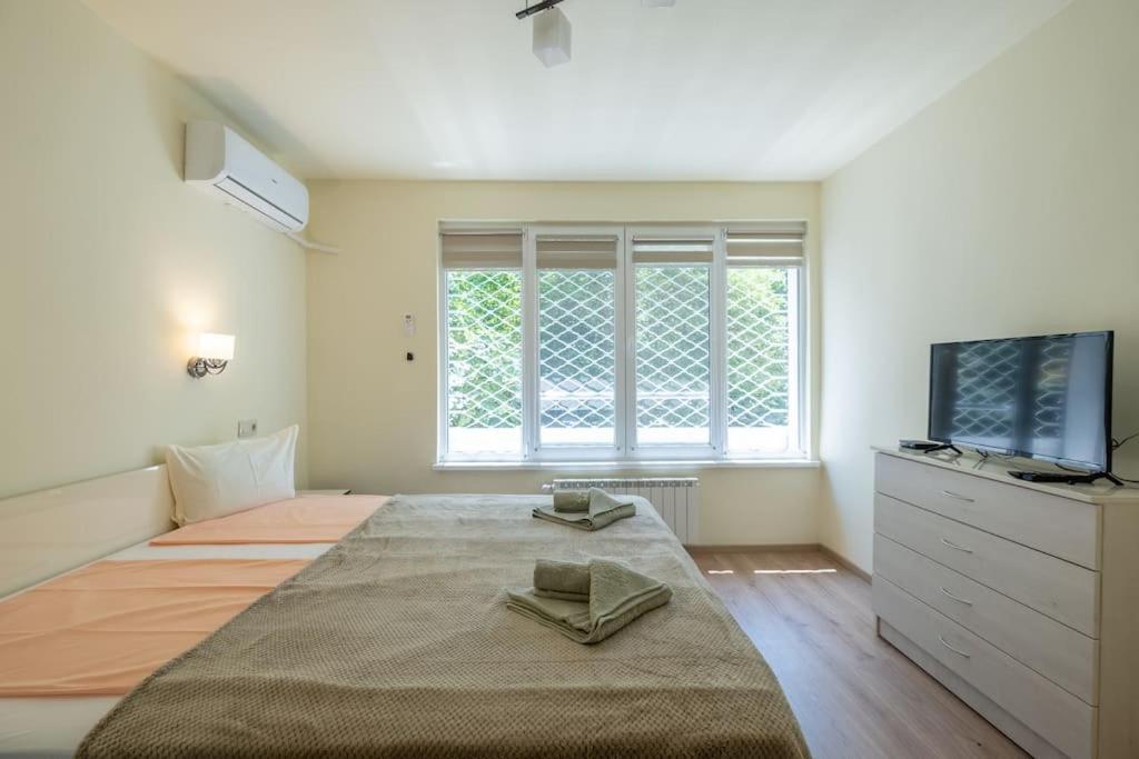 Top Location, Brand New 3 Bdrm Apt & Free Parking Sofia Eksteriør bilde