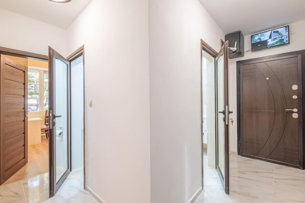 Top Location, Brand New 3 Bdrm Apt & Free Parking Sofia Eksteriør bilde