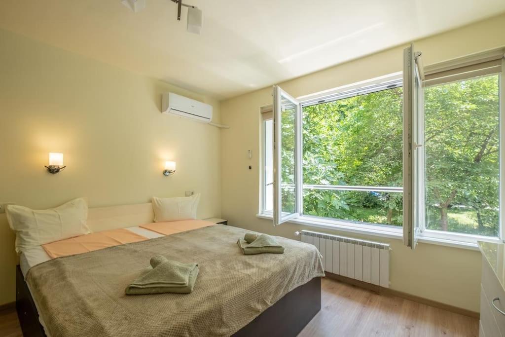 Top Location, Brand New 3 Bdrm Apt & Free Parking Sofia Eksteriør bilde