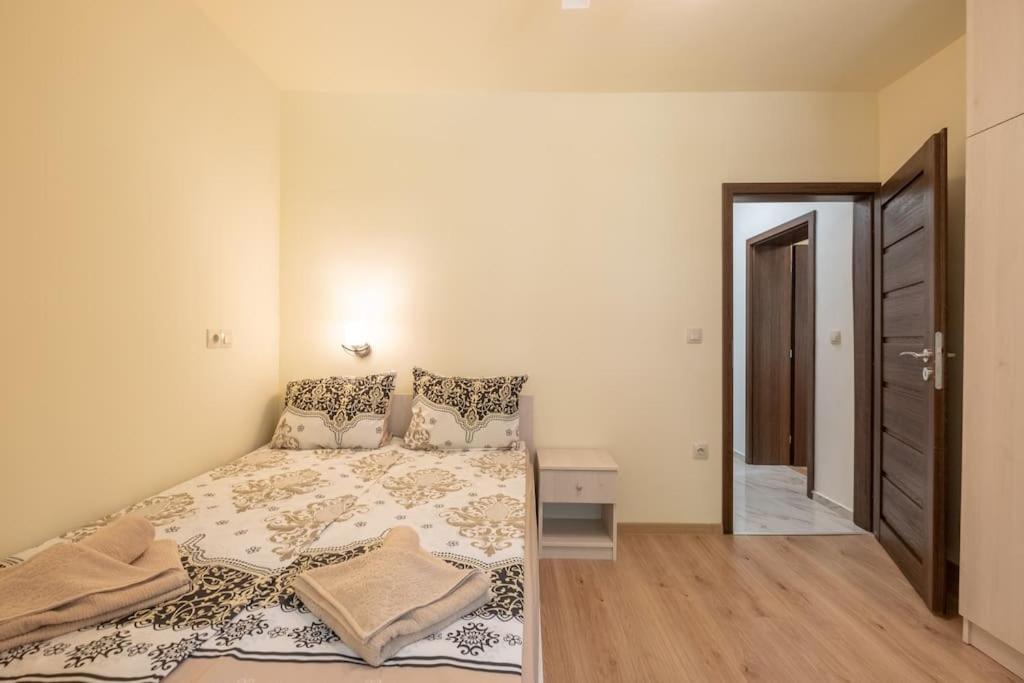 Top Location, Brand New 3 Bdrm Apt & Free Parking Sofia Eksteriør bilde
