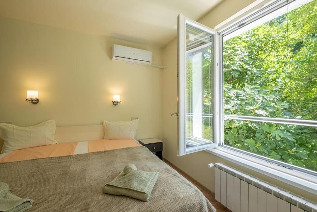Top Location, Brand New 3 Bdrm Apt & Free Parking Sofia Eksteriør bilde
