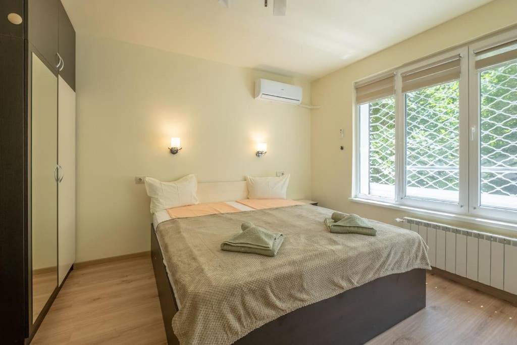 Top Location, Brand New 3 Bdrm Apt & Free Parking Sofia Eksteriør bilde
