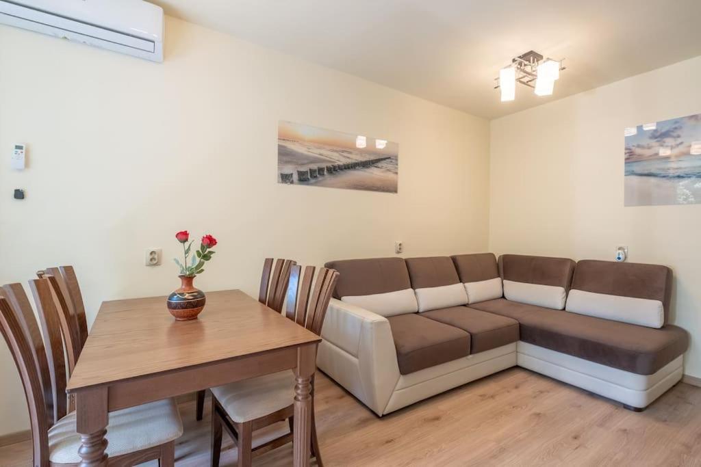 Top Location, Brand New 3 Bdrm Apt & Free Parking Sofia Eksteriør bilde