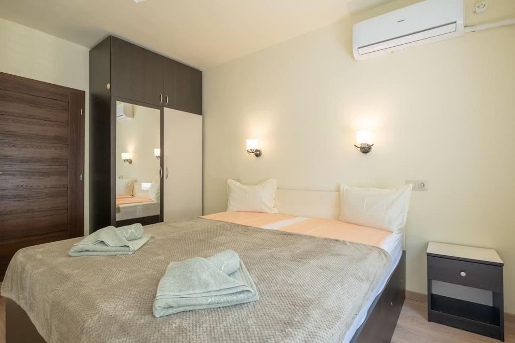 Top Location, Brand New 3 Bdrm Apt & Free Parking Sofia Eksteriør bilde