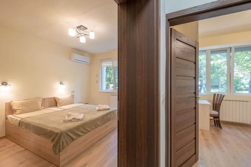 Top Location, Brand New 3 Bdrm Apt & Free Parking Sofia Eksteriør bilde