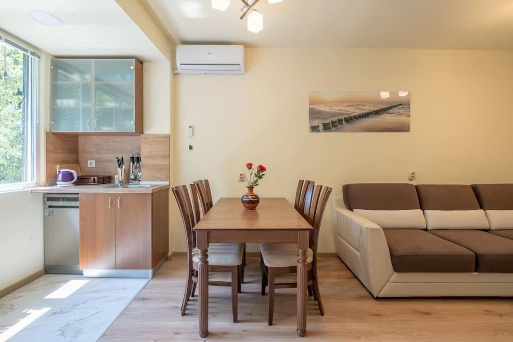 Top Location, Brand New 3 Bdrm Apt & Free Parking Sofia Eksteriør bilde