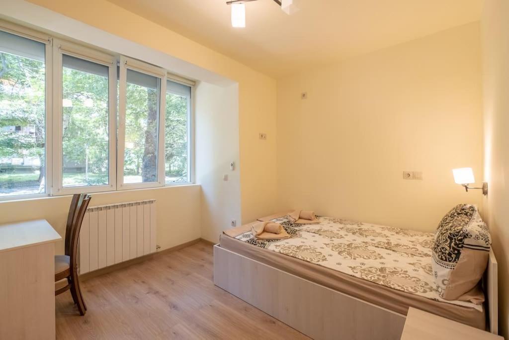 Top Location, Brand New 3 Bdrm Apt & Free Parking Sofia Eksteriør bilde