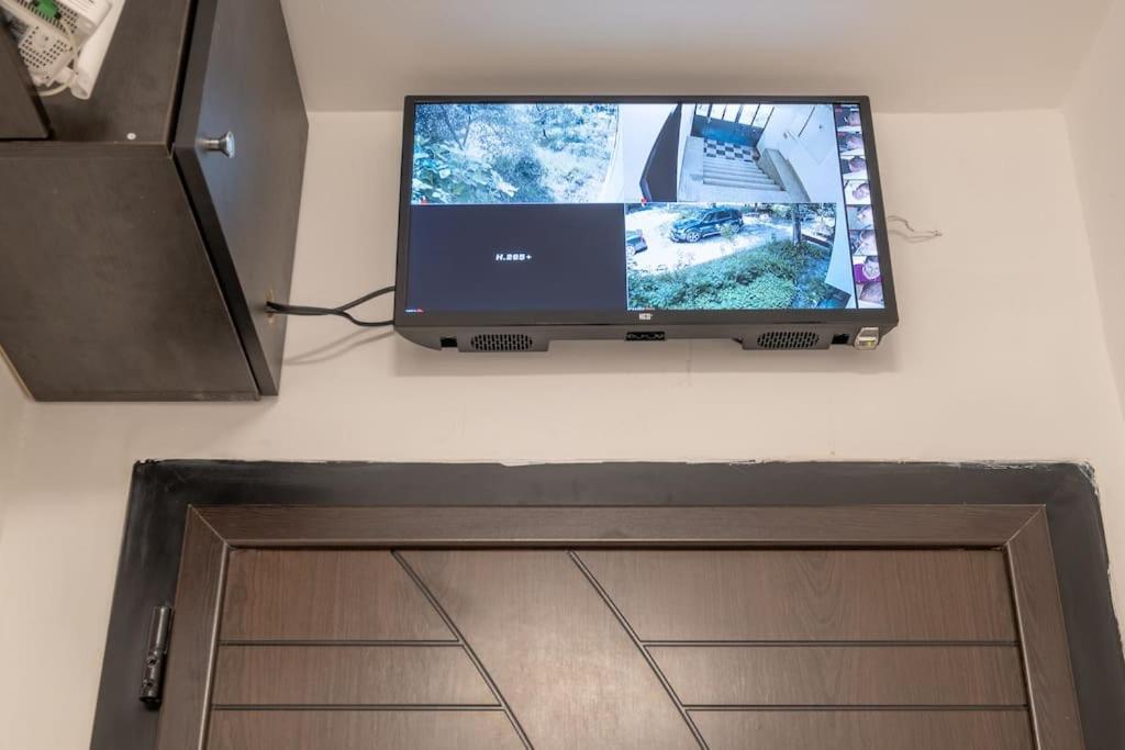 Top Location, Brand New 3 Bdrm Apt & Free Parking Sofia Eksteriør bilde