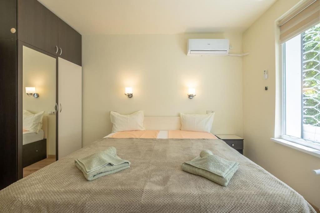 Top Location, Brand New 3 Bdrm Apt & Free Parking Sofia Eksteriør bilde