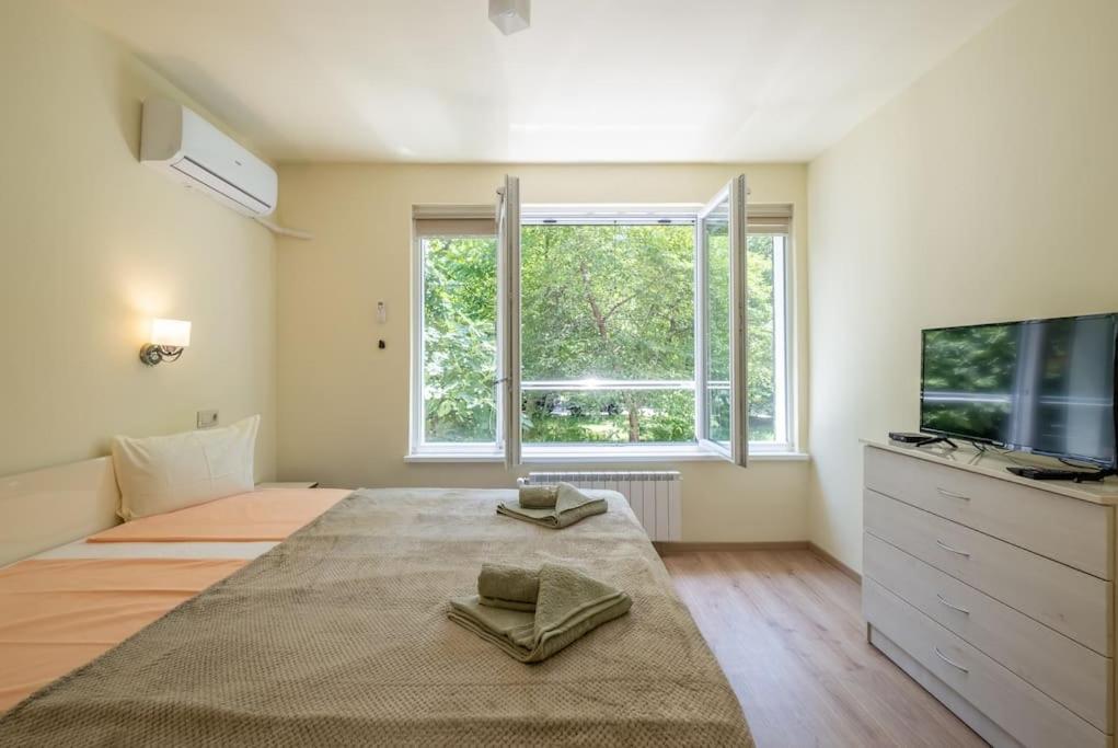 Top Location, Brand New 3 Bdrm Apt & Free Parking Sofia Eksteriør bilde