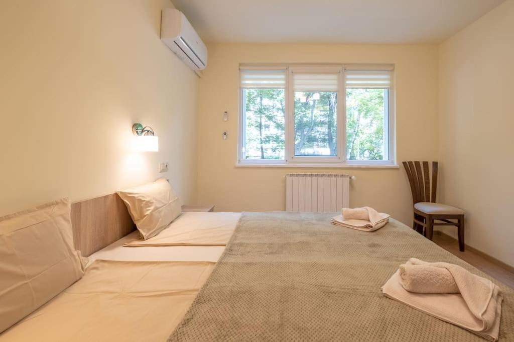 Top Location, Brand New 3 Bdrm Apt & Free Parking Sofia Eksteriør bilde
