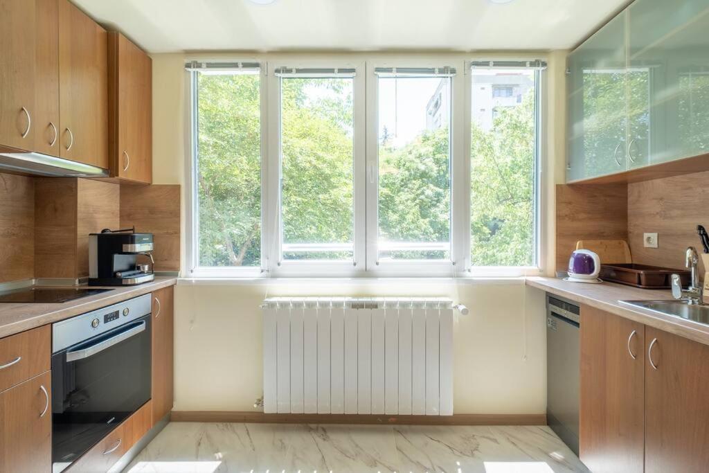 Top Location, Brand New 3 Bdrm Apt & Free Parking Sofia Eksteriør bilde