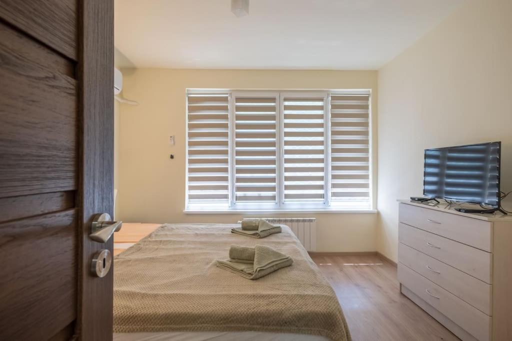 Top Location, Brand New 3 Bdrm Apt & Free Parking Sofia Eksteriør bilde
