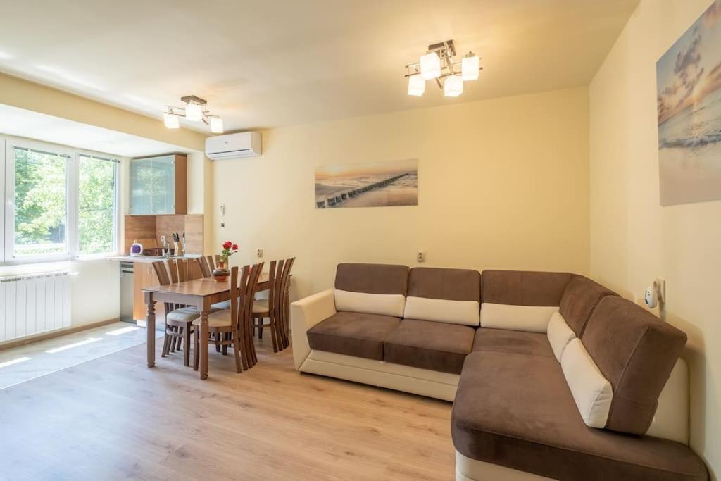 Top Location, Brand New 3 Bdrm Apt & Free Parking Sofia Eksteriør bilde